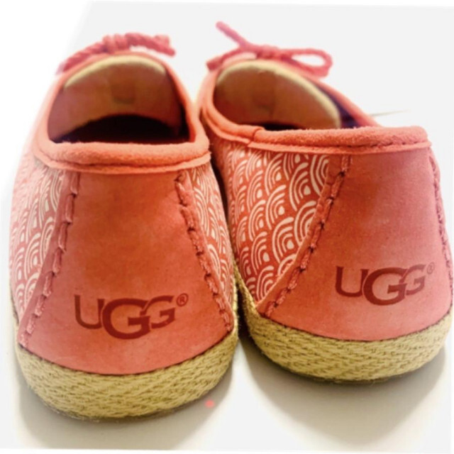 UGG(アグ)の新品 24cm ピンク　モカシン レディースの靴/シューズ(スリッポン/モカシン)の商品写真