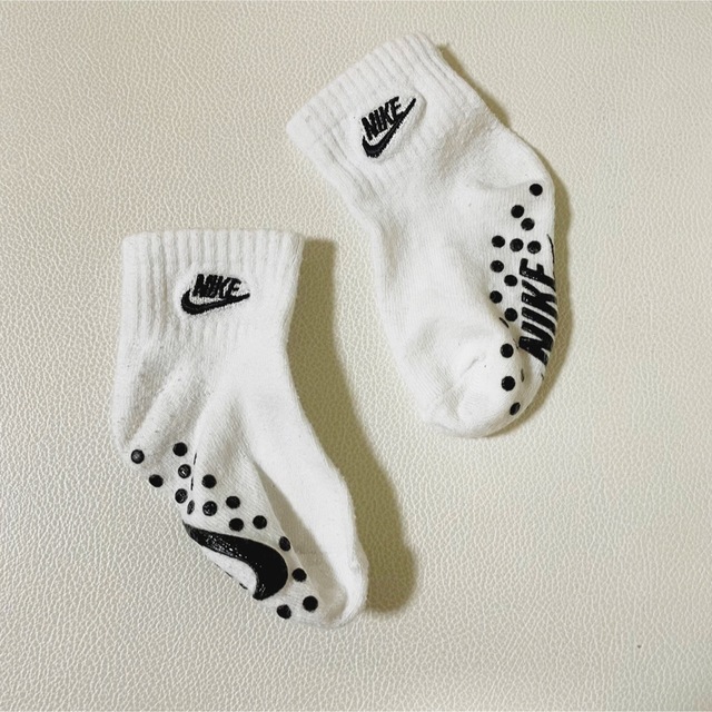 NIKE(ナイキ)のNIKE ナイキ　白　ホワイト　ロゴ　キッズ用　靴下　ソックス キッズ/ベビー/マタニティのこども用ファッション小物(靴下/タイツ)の商品写真