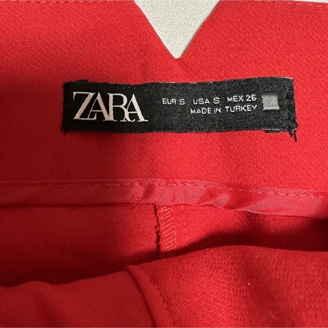 ZARA(ザラ)のZARA ザラ 新品未使用 ハイウエストパンツ 赤 S レディースのパンツ(カジュアルパンツ)の商品写真