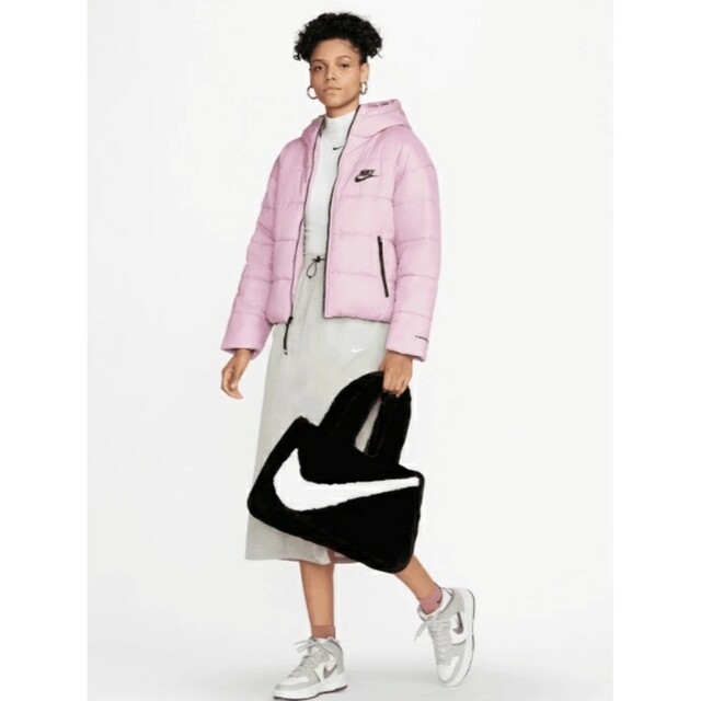 NIKE(ナイキ)のナイキ⑨ NIKEフェイクファー トートバッグ　レディース レディースのバッグ(トートバッグ)の商品写真