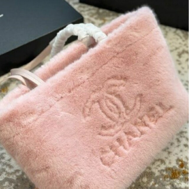 ノ一ブランド、新品！フワフワのピンクのバック レディースのバッグ(トートバッグ)の商品写真