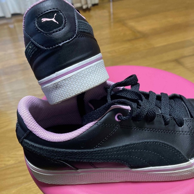 PUMA(プーマ)のPUMAオールレザープーマ黒xピンク・スニーカーSOFTFOAM.24.5 レディースの靴/シューズ(スニーカー)の商品写真