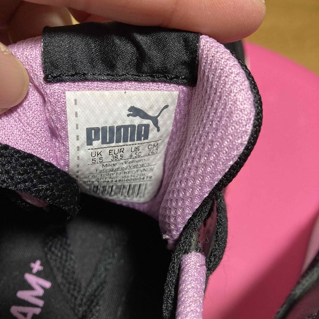 PUMA(プーマ)のPUMAオールレザープーマ黒xピンク・スニーカーSOFTFOAM.24.5 レディースの靴/シューズ(スニーカー)の商品写真