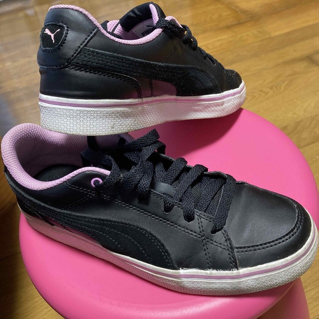 PUMA(プーマ)のPUMAオールレザープーマ黒xピンク・スニーカーSOFTFOAM.24.5 レディースの靴/シューズ(スニーカー)の商品写真