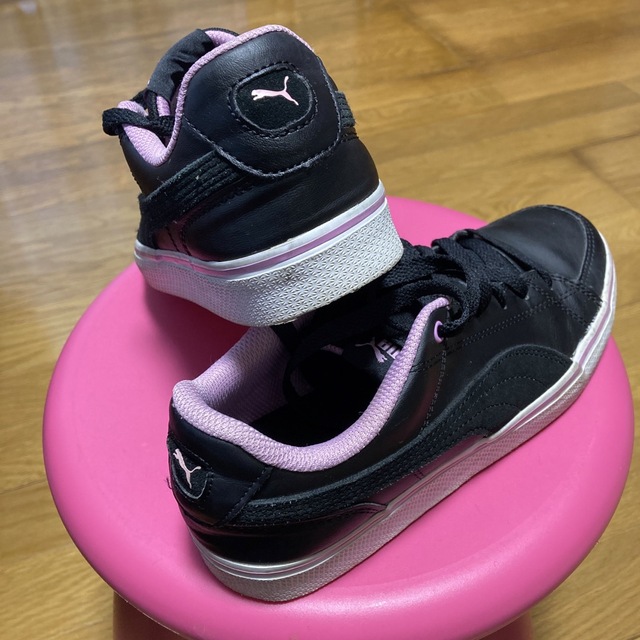 PUMA(プーマ)のPUMAオールレザープーマ黒xピンク・スニーカーSOFTFOAM.24.5 レディースの靴/シューズ(スニーカー)の商品写真