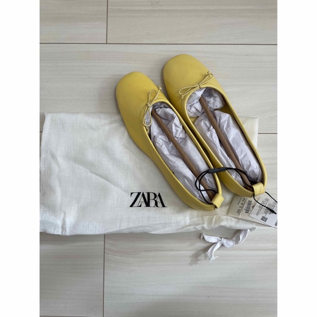 ZARA(ザラ)のZARA リアルレザーバレリーナシューズ　38 イエロー レディースの靴/シューズ(バレエシューズ)の商品写真
