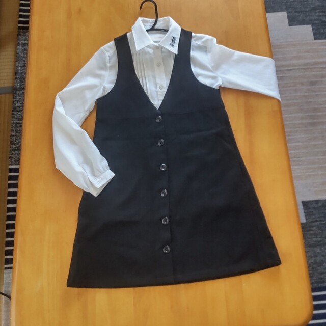 GU(ジーユー)のGU　黒ジャンパースカート　130 キッズ/ベビー/マタニティのキッズ服女の子用(90cm~)(ワンピース)の商品写真