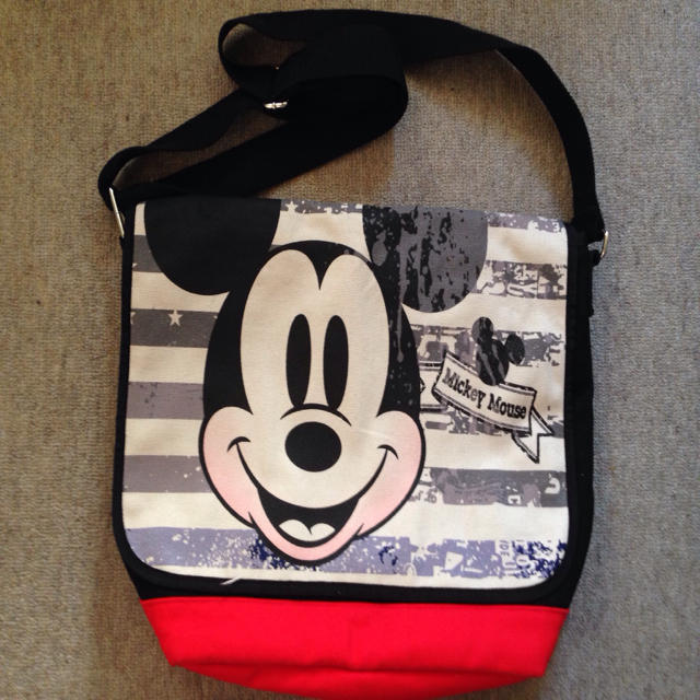 Disney(ディズニー)のストア購入ミッキーメッセンジャーバック レディースのバッグ(メッセンジャーバッグ)の商品写真