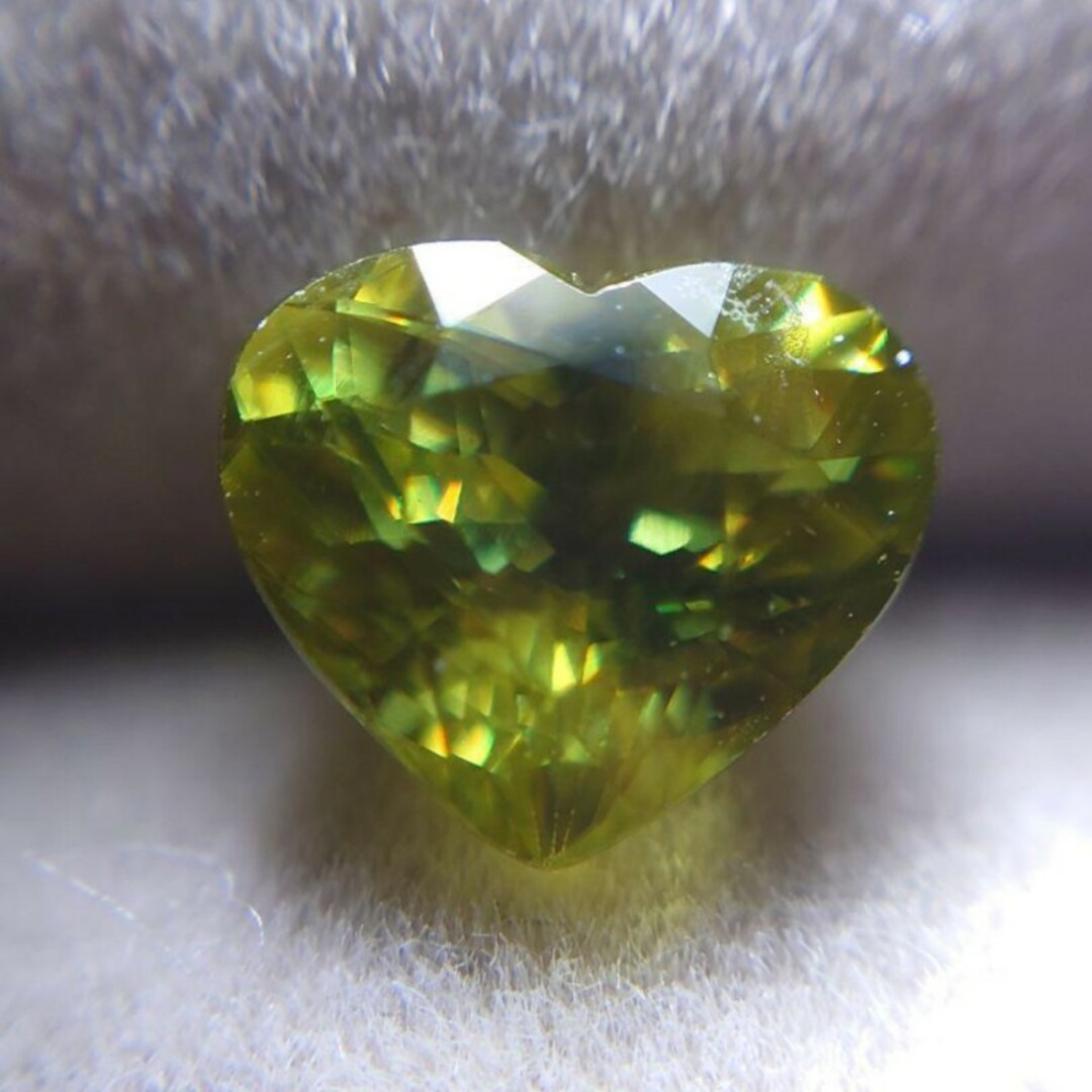 マダガスカル産　スフェーン（Sphene ）ハートシェイプカット　1.29ct