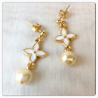 白花とコットンパールキスカのピアス(ピアス)