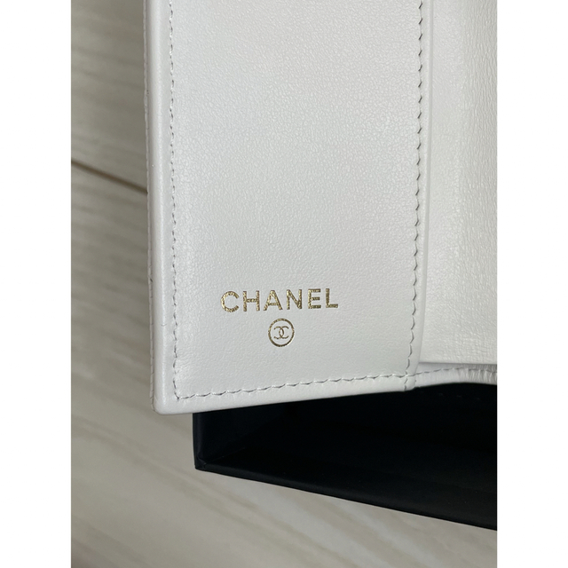 CHANEL(シャネル)の新品未使用　シャネル　スモールフラップウォレット　トランプ　ハート　新作　完売 レディースのファッション小物(財布)の商品写真