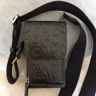 MCM エム シー エム ロックスタッズ レザーショルダーバッグ ブラック