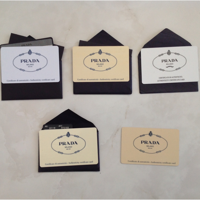 PRADA(プラダ)の正規品 PRADA プラダ ギャランティ カード 5枚セット レディースのバッグ(その他)の商品写真