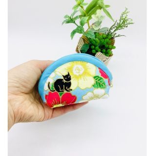 ハンドメイド⭐︎ミニポーチ☆黒ねこと椿（ブルー）金の縁取り　小銭入れ(ポーチ)