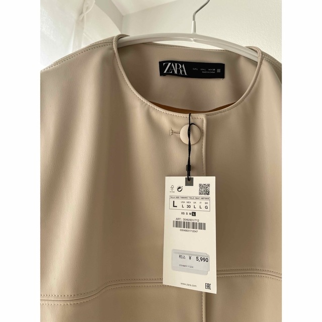 ZARA(ザラ)のZARA フェイクレザージャケット　カバードボタン レディースのジャケット/アウター(ノーカラージャケット)の商品写真