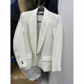 ザラ(ZARA)の【ZARA】白ジャケット　お洒落ボタン付き(テーラードジャケット)