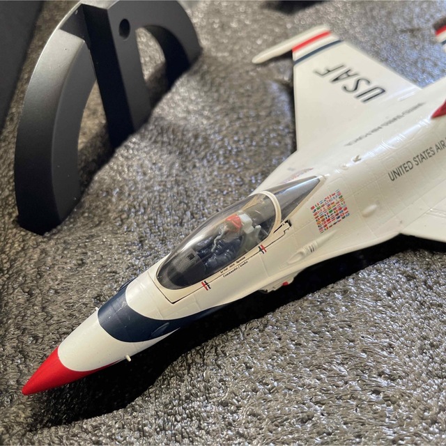 GeMini(ゲミニ―)のF-16 Fighting Falcon 1/72 サンダーバーズ エンタメ/ホビーのおもちゃ/ぬいぐるみ(模型/プラモデル)の商品写真