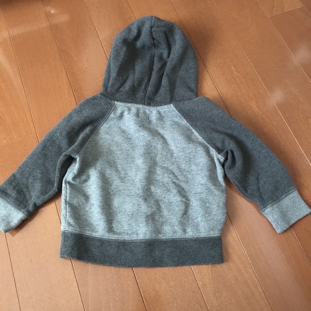 babyGAP(ベビーギャップ)の【90サイズ】GAP パーカー キッズ/ベビー/マタニティのキッズ服男の子用(90cm~)(ジャケット/上着)の商品写真