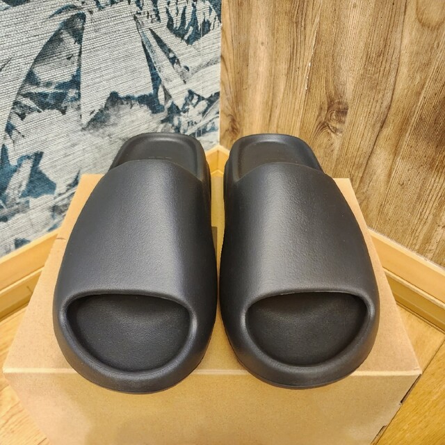 YEEZY（adidas）(イージー)のアディダス イージー スライド オニキス サンダル スニーカー HQ6448 メンズの靴/シューズ(サンダル)の商品写真
