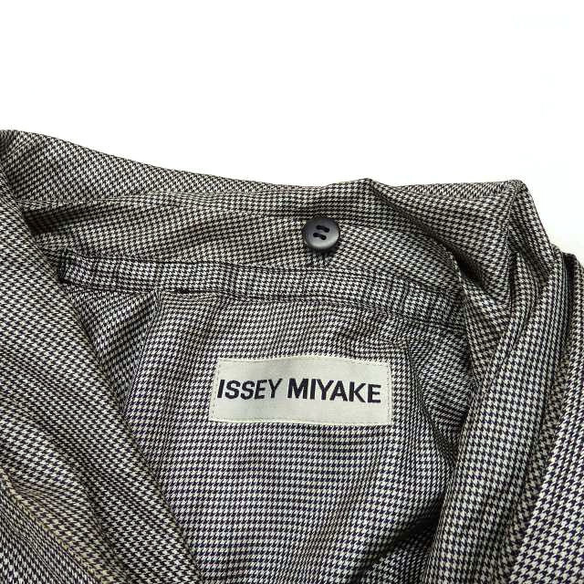 ISSEY MIYAKE(イッセイミヤケ)のイッセイミヤケ 千鳥格子 オーバーサイズ ナイロンコート M ブラック系 レディースのジャケット/アウター(その他)の商品写真