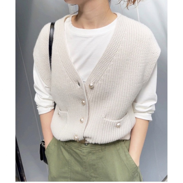 Spick and Span パールボタン畦ニットベスト ホワイト