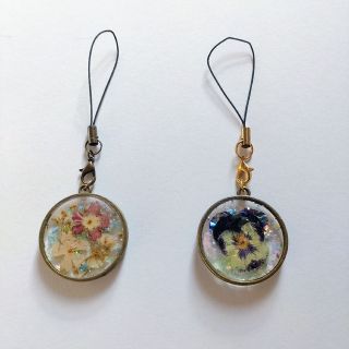 【訳あり】バーベナ＆かすみ草とビオラの押し花レジンストラップセット(キーホルダー/ストラップ)