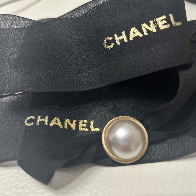 CHANEL(シャネル)のCHANEL シャネル　リボン　パール付き　限定 レディースのバッグ(ショップ袋)の商品写真