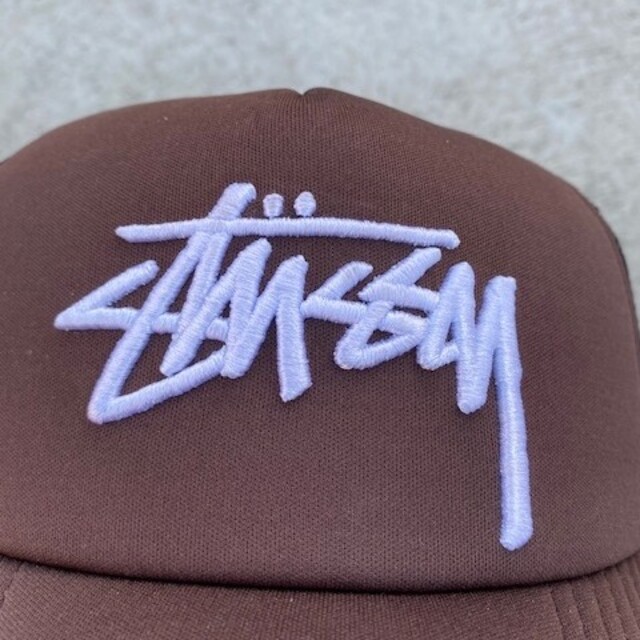 STUSSY(ステューシー)の[海外限定] Stussy フォントロゴ スナップバックメッシュキャップ メンズの帽子(キャップ)の商品写真