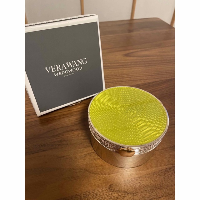 WEDGWOOD(ウェッジウッド)の【お値下げ中】VERAWANG WEDGWOOD 黄緑&シルバー小物入れ インテリア/住まい/日用品のインテリア小物(小物入れ)の商品写真