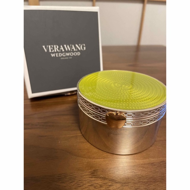 WEDGWOOD(ウェッジウッド)の【お値下げ中】VERAWANG WEDGWOOD 黄緑&シルバー小物入れ インテリア/住まい/日用品のインテリア小物(小物入れ)の商品写真