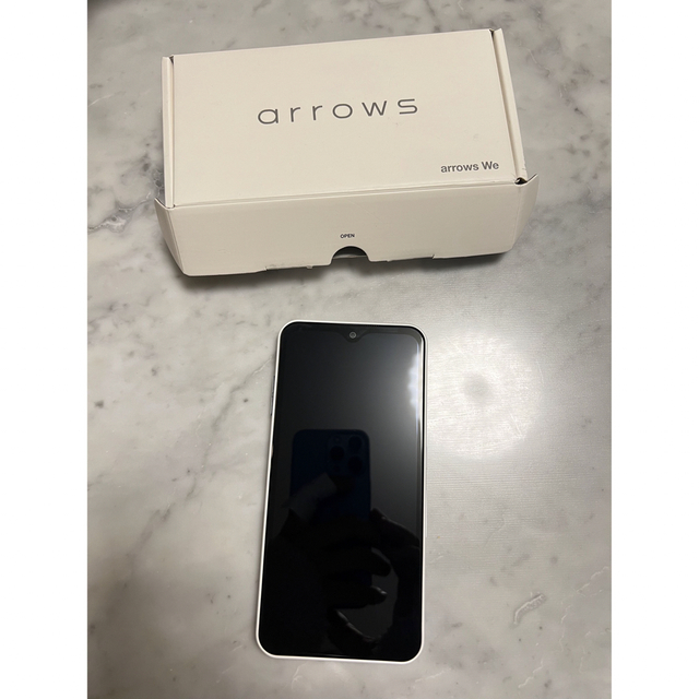 arrows(アローズ)の新品 arrows We FCG01 ホワイト スマホ/家電/カメラのスマートフォン/携帯電話(スマートフォン本体)の商品写真