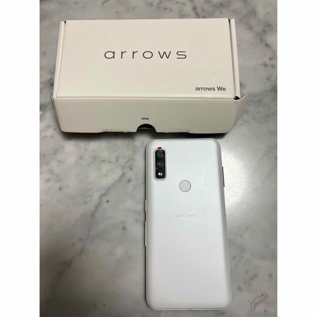 arrows(アローズ)の新品 arrows We FCG01 ホワイト スマホ/家電/カメラのスマートフォン/携帯電話(スマートフォン本体)の商品写真