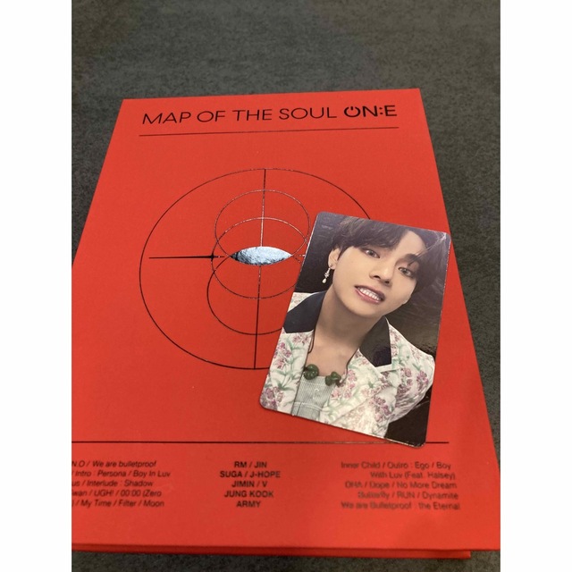 防弾少年団(BTS)(ボウダンショウネンダン)のBTS  MAP OF THE SOUL ONE  V / テテ　トレカ エンタメ/ホビーのDVD/ブルーレイ(アイドル)の商品写真