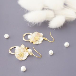 金白粉の白椿　イヤリング(イヤリング)