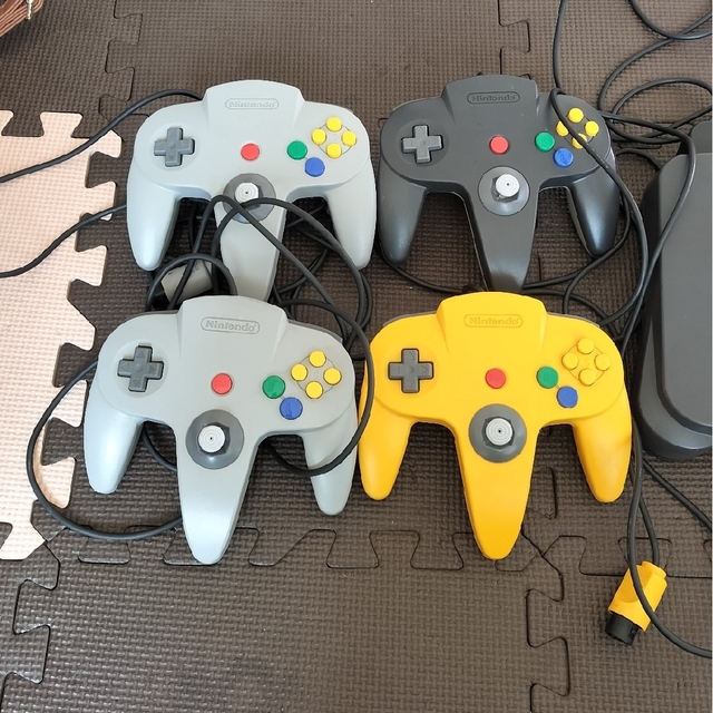 NINTENDO 64(ニンテンドウ64)のニンテンドー 64 本体＋コントローラー4台＋ソフト1本＋ケーブル(送料込) エンタメ/ホビーのゲームソフト/ゲーム機本体(家庭用ゲーム機本体)の商品写真