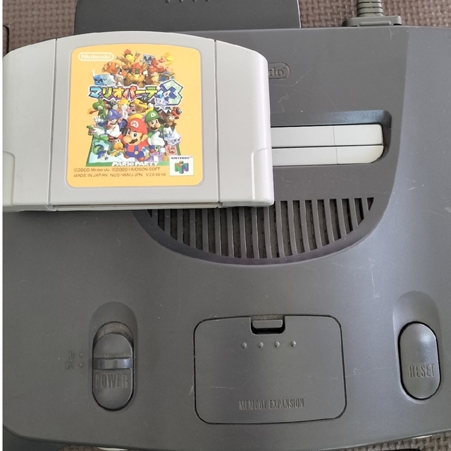 NINTENDO 64(ニンテンドウ64)のニンテンドー 64 本体＋コントローラー4台＋ソフト1本＋ケーブル(送料込) エンタメ/ホビーのゲームソフト/ゲーム機本体(家庭用ゲーム機本体)の商品写真