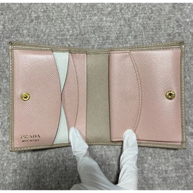 PRADA(プラダ)の《今週まで》美品 PRADA 折財布 マルチカラー サフィアーノレザー ピンク レディースのファッション小物(財布)の商品写真