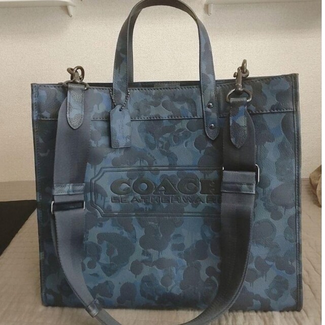 COACH(コーチ)のCOACH フィールド トート 40 ウィズ カモ プリント 値下げ メンズのバッグ(トートバッグ)の商品写真