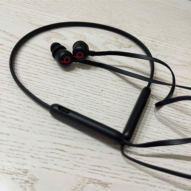 Beats by Dr Dre(ビーツバイドクタードレ)のBEATS FLEX Beatsブラック スマホ/家電/カメラのオーディオ機器(ヘッドフォン/イヤフォン)の商品写真