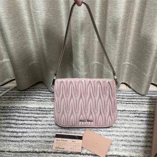 （美品）ミュウミュウ MIUMIU マトラッセ トート ショルダー ハンドバッグ 黒 シルバー金具 5BE896 8187