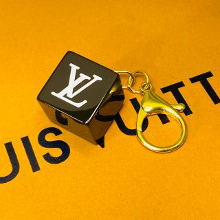 ルイヴィトン(LOUIS VUITTON)の【ルイヴィトン】キューブキーホルダー　ダークブラウンandゴールド(キーホルダー)