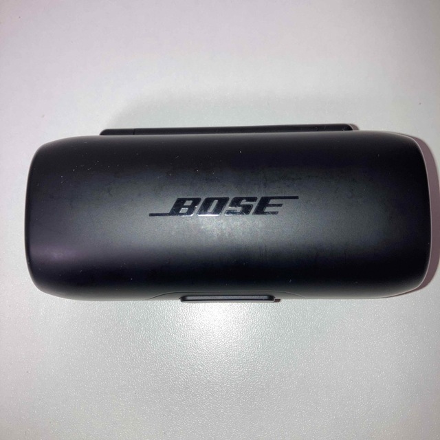 BOSE(ボーズ)のBOSE SoundSport FREE  ブラック　充電ケース　充電器 スマホ/家電/カメラのオーディオ機器(ヘッドフォン/イヤフォン)の商品写真