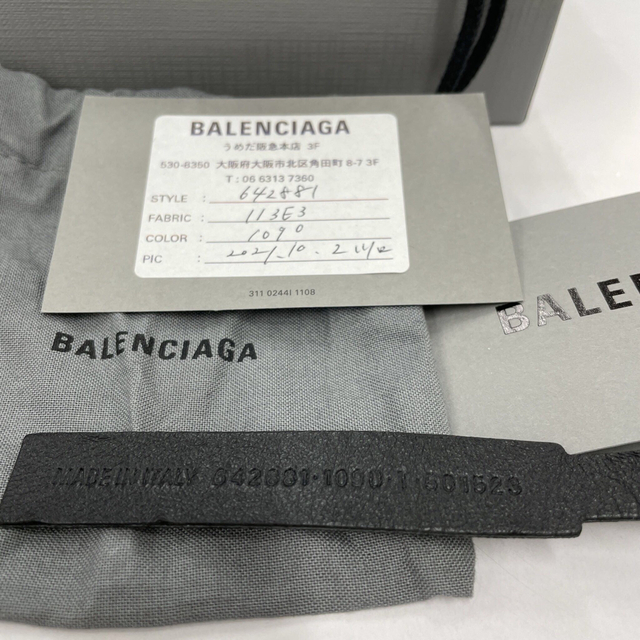 Balenciaga(バレンシアガ)のバレンシアガ CASH ブレスレット レザー ロゴ　ブラック　ホワイト レディースのアクセサリー(ブレスレット/バングル)の商品写真