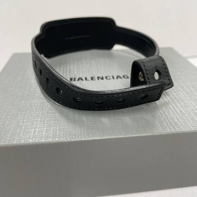 Balenciaga(バレンシアガ)のバレンシアガ CASH ブレスレット レザー ロゴ　ブラック　ホワイト レディースのアクセサリー(ブレスレット/バングル)の商品写真