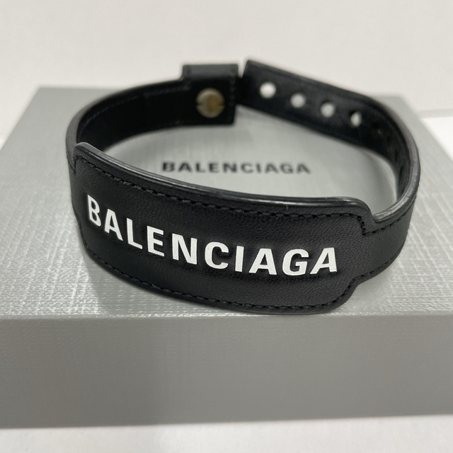 Balenciaga(バレンシアガ)のバレンシアガ CASH ブレスレット レザー ロゴ　ブラック　ホワイト レディースのアクセサリー(ブレスレット/バングル)の商品写真