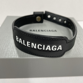 バレンシアガ(Balenciaga)のバレンシアガ CASH ブレスレット レザー ロゴ　ブラック　ホワイト(ブレスレット/バングル)