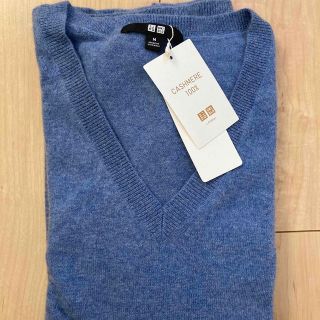 ユニクロ(UNIQLO)のユニクロ　カシミヤ Vネックセーター　新品タグ付き(ニット/セーター)