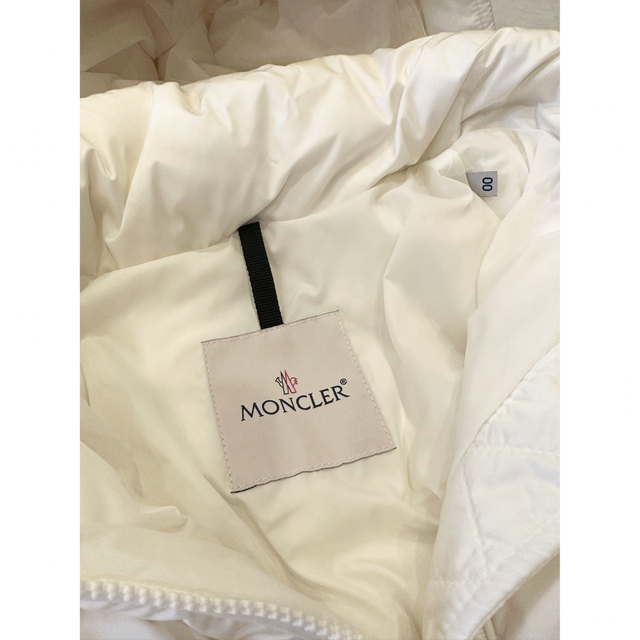 MONCLER(モンクレール)のモンクレール ホワイト Aloes ダウンコート ショート丈 ベルト付き レディースのジャケット/アウター(ダウンジャケット)の商品写真