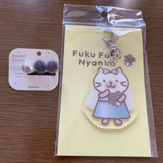 ふくふくにゃんこ　2点セット　ファーイヤリング　ウエディングアクリルキーホルダー レディースのアクセサリー(イヤリング)の商品写真