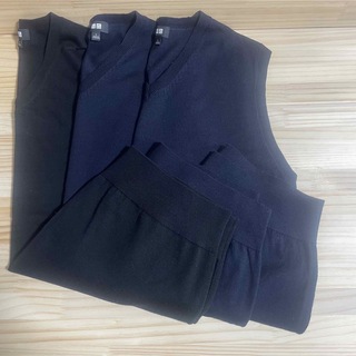 ユニクロ(UNIQLO)の2着 専用ユニクロ エクストラファインメリノ Vネックベスト 黒とネイビー (ベスト)